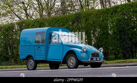 Bicester, Oxon, Regno Unito - Aprile 23rd 2023. 1974 CITROEN 2CV pulmino blu che viaggia su una strada di campagna inglese Foto Stock