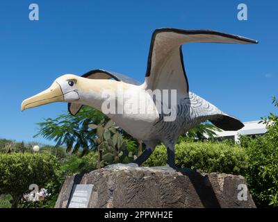 Scultura di albatross ondulata a Puerto Ayora, Isla Santa Cruz, Isole Galapagos, Ecuador. Foto Stock