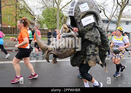 mostra pic: Maratona di Londra 2023 Foto di Gavin Rodgers/ Pixel8000 Foto Stock