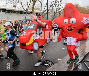 mostra pic: Maratona di Londra 2023 Foto di Gavin Rodgers/ Pixel8000 Foto Stock
