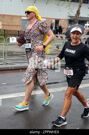 mostra pic: Maratona di Londra 2023 Foto di Gavin Rodgers/ Pixel8000 Foto Stock