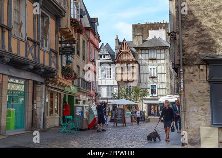 QUIMPER, FRANCIA - 6 SETTEMBRE 2019: Questo è un crocevia di strade medievali nel centro storico, costruito con case a graticcio. Foto Stock