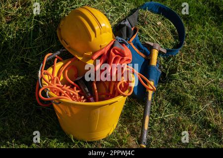 lavori nei cantieri edili, protezione individuale di casco, martello e guanti simbolo del lavoro, falegnami e operai nei cantieri edili. superbonus Foto Stock