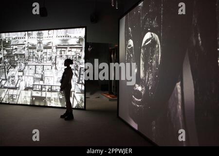 Londra, Regno Unito. 25th Apr, 2023. Artista e regista Sir Isaac Julien apre la sua mostra "What Freedom is to Me" a Tate Britain. Lo spettacolo solista traccia quattro decenni del suo lavoro sperimentale e politicamente carico. Credit: Anna Watson/Alamy Live News Foto Stock