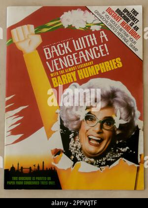 Programma teatrale per Barry Humphries in 'Back with a Vengeance' presso lo Strand Theatre di Londra, dicembre 1987. Copertina con Dame Edna everage. Foto Stock