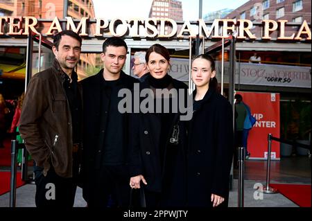 Anja Kling mit Ehemann Oliver Haas, Sohn Tano Kling und Tochter Alea Kling bei der Premiere des Theaterstücks 'Stolz und Vorurteil *oder so' in der Ko Foto Stock