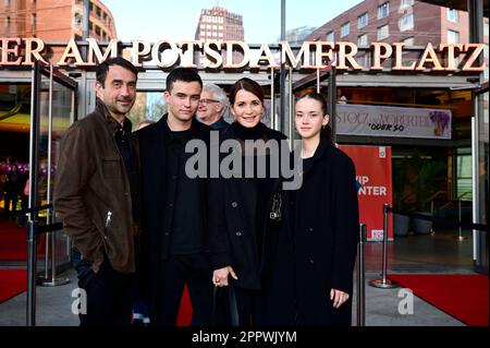 Anja Kling mit Ehemann Oliver Haas, Sohn Tano Kling und Tochter Alea Kling bei der Premiere des Theaterstücks 'Stolz und Vorurteil *oder so' in der Ko Foto Stock