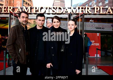 Anja Kling mit Ehemann Oliver Haas, Sohn Tano Kling und Tochter Alea Kling bei der Premiere des Theaterstücks 'Stolz und Vorurteil *oder so' in der Ko Foto Stock