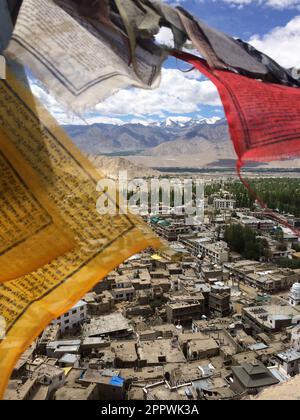 Bandiere di preghiera sulla città di Leh, Ladakh, India Foto Stock