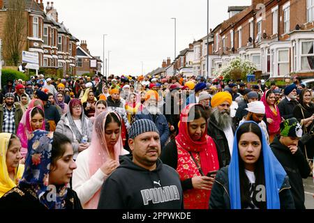 Derby Vaisakhi Nagar Kirtan 2023 processione attraverso le strade di Derby dal Arjun Dev Gurdwara su Stanhope Street Foto Stock