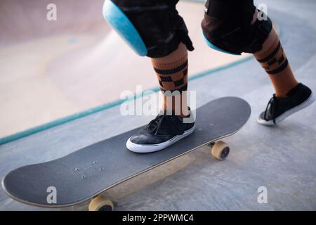 Fotografia a tema di skateboard con illuminazione naturale Foto Stock