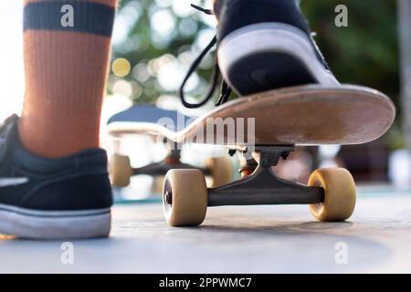 Fotografia a tema di skateboard con illuminazione naturale Foto Stock