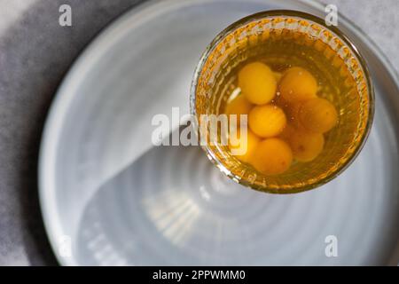 Vista dall'alto di un cocktail di vodka alla ciliegia su un piatto Foto Stock