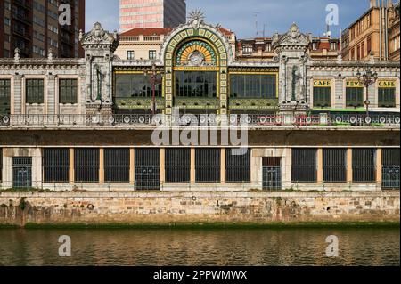 Vista sul fiume Nervion e l'antica stazione ferroviaria Concordia, Bilbao, Biscaglia, Paesi Baschi, Euskadi, Spagna, Europa Foto Stock