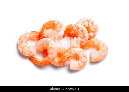 Pila di Shrimps isolato su sfondo bianco. Frutti di mare di gamberetti freschi sbucciati, set di elementi di design. Foto Stock