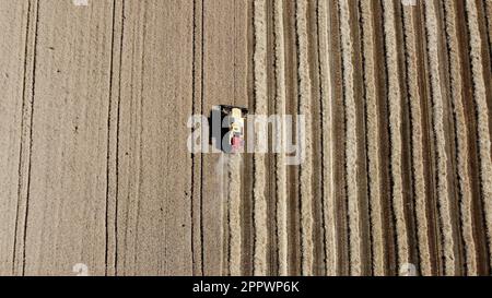 Veduta aerea di un trattore che arava un campo, Cascinagrossa, Alessandria, Piemonte, Italia Foto Stock