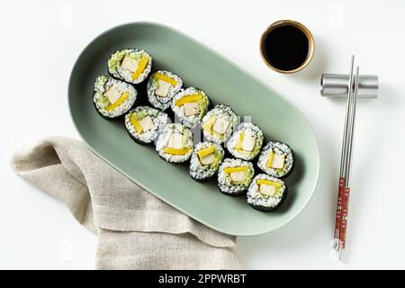 Sushi vegano con tofu, avocado e mango. Cibo sano Foto Stock