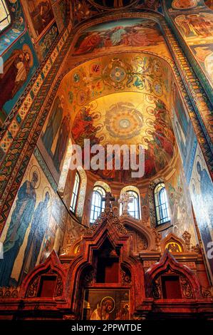 St Petersburg, Russia, 7 giugno 2015 mosaici con icone e scene bibliche all'interno della Chiesa del Salvatore sul sangue versato in San Peters Foto Stock