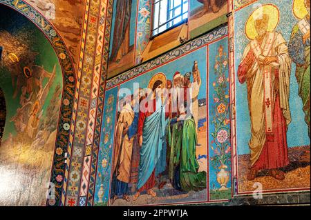 St Petersburg, Russia, 7 giugno 2015 mosaici con icone e scene bibliche all'interno della Chiesa del Salvatore sul sangue versato in San Peters Foto Stock