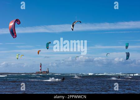 Kite surf a El Cotillo Fuerteventura con il faro di El Toston sullo sfondo Foto Stock