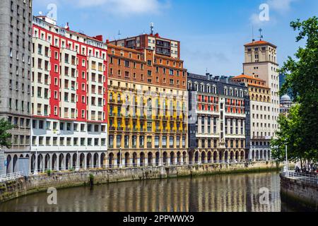 Edifici di appartamenti con case multicolore, luminosi e luminosi lungo il fiume Nervion, Bilbao, Spagna. Architettura colorata. Foto Stock