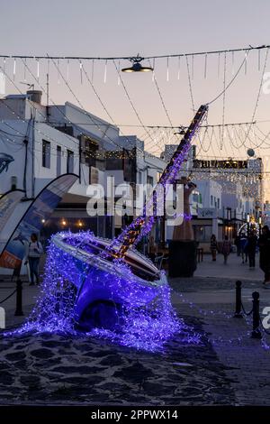 Luci di Natale sulla barca, scena di strada a Corralejo Fuerteventura Foto Stock