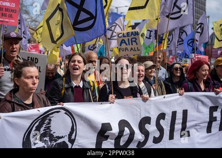 Londra/Regno Unito 24 aprile 2023. La ribellione di estinzione e altri gruppi di campagna continuarono con il loro quarto e ultimo giorno di protesta pianificata. Mentre avvertono il governo che “intensificherebbero” la loro azione se non accettassero le due richieste di cambiamento climatico. Gli attivisti chiedono la fine di tutte le licenze, dei finanziamenti e dell’approvazione di nuovi progetti nel settore del petrolio e del gas e la creazione di “assemblee di cittadini di emergenza” per affrontare la crisi climatica. Foto Stock