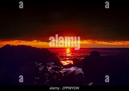 Cielo dorato come il sole sorge sopra l'oceano Atlantico. Madeira. Foto Stock