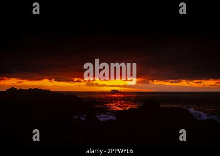 Alba sull'oceano Atlantico con una nave dall'alto con silhouette. Vista dall'isola di Madeira Foto Stock