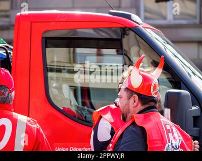 Strasburgo, Francia - 29 marzo 2023: Le persone che indossano cappelli vichinghi protestano nei pressi di un camion a Strasburgo, Francia per l'aumento dell'età pensionabile è passata la scorsa settimana Foto Stock