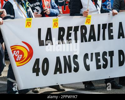 Strasburgo, Francia - 29 marzo 2023: Una folla di manifestanti a Strasburgo, Francia detiene cartelli con 40 anni di segnaletica per dimostrare contro il recente r Foto Stock
