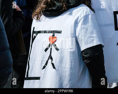 Strasburgo, Francia - Mar 29, 2023: Caricatura con un uomo impiccato - la Francia sperimenta settimane di proteste e azioni di sciopero legate ad un aumento delle penne Foto Stock