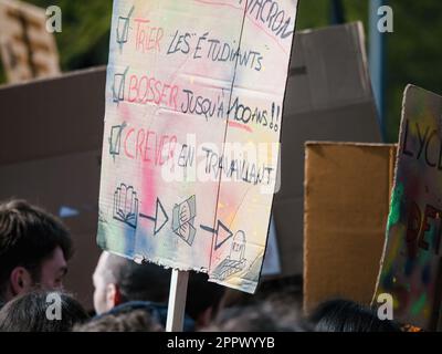 Strasburgo, Francia - Mar 29, 2023: Cartellone creativo con le persone che protestano a Strasburgo - la Francia sperimenta settimane di proteste e scioperi rela Foto Stock