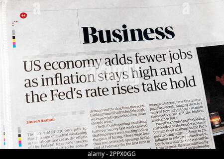 "L'economia STATUNITENSE aggiunge meno posti di lavoro, in quanto l'inflazione rimane elevata e il tasso della Fed sale take hold" articolo del quotidiano Guardian 8th aprile 2023 Londra UK Foto Stock