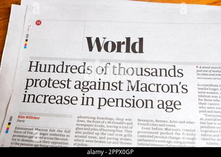 'Centinaia di migliaia di proteste contro l'aumento dell'età pensionabile di Macron' Guardian quotidiano protesta francese articolo 14 aprile 2023 Londra UK Foto Stock