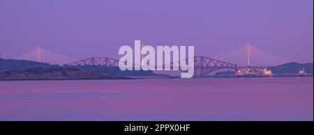 Vista di Forth Bridges all'alba: Attraversamento di Queensferry, Forth Road Bridge e Forth Rail Bridge, Firth of Forth, Scozia, Regno Unito Foto Stock