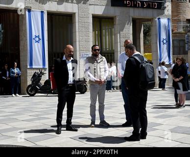 Gerusalemme, Israele. 25th Apr, 2023. Gli israeliani si fermano durante una sirena di due minuti nella Giornata della memoria per i soldati caduti e le vittime del terrore a Gerusalemme, martedì 25 aprile 2023. Foto di Debbie Hill/ Credit: UPI/Alamy Live News Foto Stock