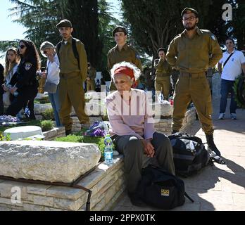 Gerusalemme, Israele. 25th Apr, 2023. Famiglie perenni, amici e soldati israeliani visitano le tombe dei soldati il giorno della memoria per i soldati caduti e le vittime del terrore al Monte Cimitero militare di Herzl a Gerusalemme, martedì 25 aprile 2023. Foto di Debbie Hill/ Credit: UPI/Alamy Live News Foto Stock