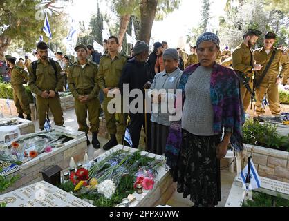 Gerusalemme, Israele. 25th Apr, 2023. Famiglie perenni, amici e soldati israeliani visitano le tombe dei soldati il giorno della memoria per i soldati caduti e le vittime del terrore al Monte Cimitero militare di Herzl a Gerusalemme, martedì 25 aprile 2023. Foto di Debbie Hill/ Credit: UPI/Alamy Live News Foto Stock