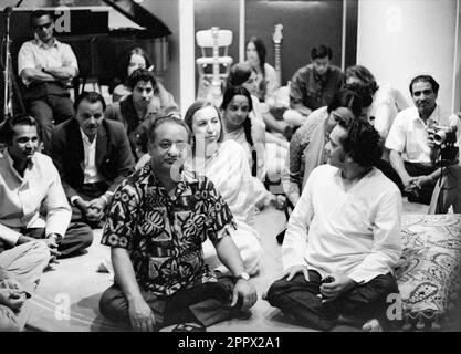 Pandit Ravi Shankar, Ustad Alla Rakha, Ustad Sabri Khan e gli altri sono raccolti in uno studio di registrazione a Los Angeles, CA, 1968. Foto Stock