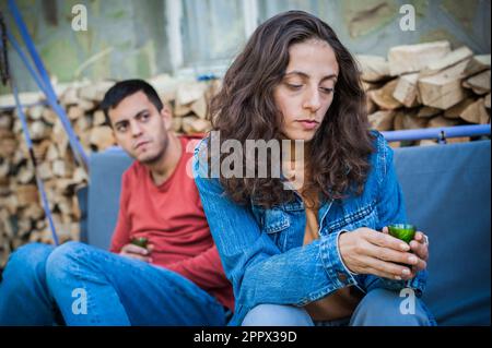 Coppia molto ubriaca nel conflitto di disputa. Relazioni e problemi sociali nella cultura giovanile. Concetto di alcolismo Foto Stock