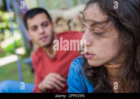 Coppia molto ubriaca nel conflitto di disputa. Relazioni e problemi sociali nella cultura giovanile. Concetto di alcolismo Foto Stock