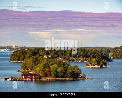 Stoccolma, Svezia - Set, 2022: Tipiche proprietà in legno della svezia sulle isole dell'arcipelago di Stoccolma nel Mar Baltico nel Nord Europa Foto Stock