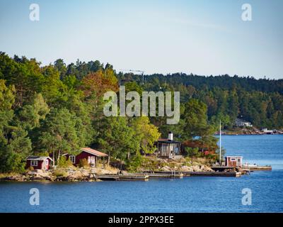 Stoccolma, Svezia - Set, 2022: Tipiche proprietà in legno della svezia sulle isole dell'arcipelago di Stoccolma nel Mar Baltico nel Nord Europa Foto Stock