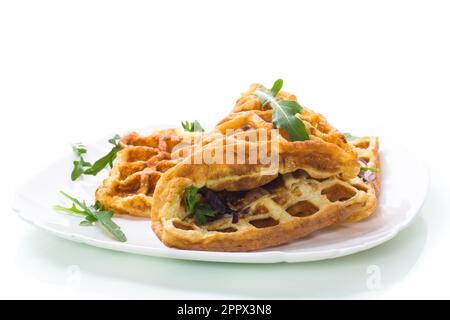 Frittata di uova farcita con cipolle ed erbe aromatiche, fritta sotto forma di cialde, isolata su fondo bianco Foto Stock