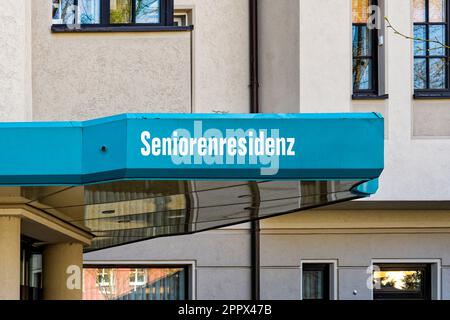 Firma sulla parete di una casa di riposo e di cura. Il testo Seniorenresidenz è tedesco per la residenza senior. Foto Stock