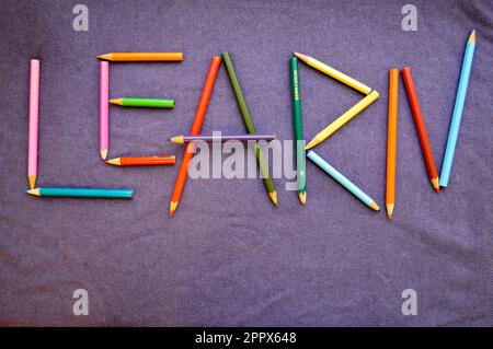 L'iscrizione 'learn' è scritta in matite colorate. L'iscrizione 'learn' è composta da soggetti. La parola learn è composta da matite colorate o Foto Stock