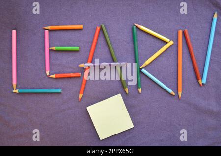 Le cose per la scuola: notebook, matite colorate, gomme Foto stock - Alamy