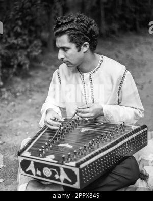 Santour maestro Pandit Shivkumar Sharma, Los Angeles, 1968, fotografato durante il tour con Ravi Shankar del Festival dell India. Foto Stock