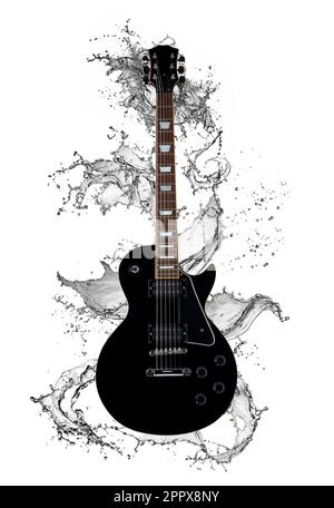 Chitarra nera isolata e fluttuante su sfondo bianco mentre l'acqua gli schizza contro Foto Stock